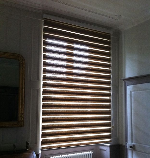 images/catalogue/stores_interieurs/varilight/store_varilight_marron_-_chambre.jpg
