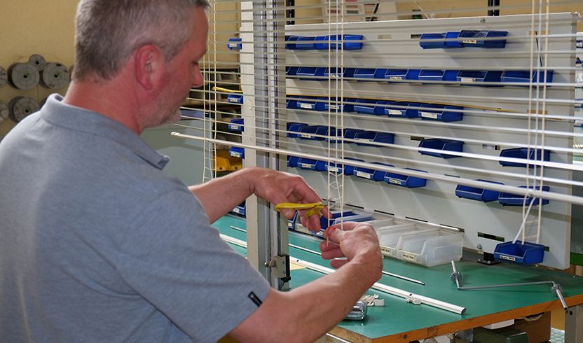 La finition et le contrôle qualité des stores vénitiens sont assurés par nos techniciens suivant des process d'assemblage précis et rigoureux.